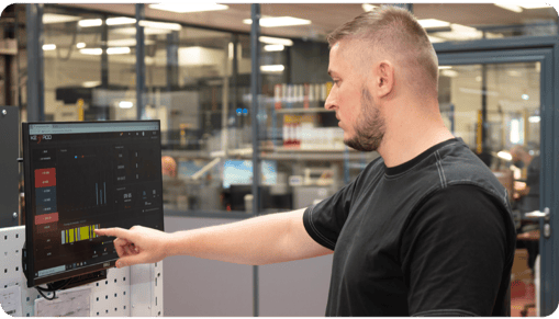 operateur-atelier-ecran-keyprod IoT-1