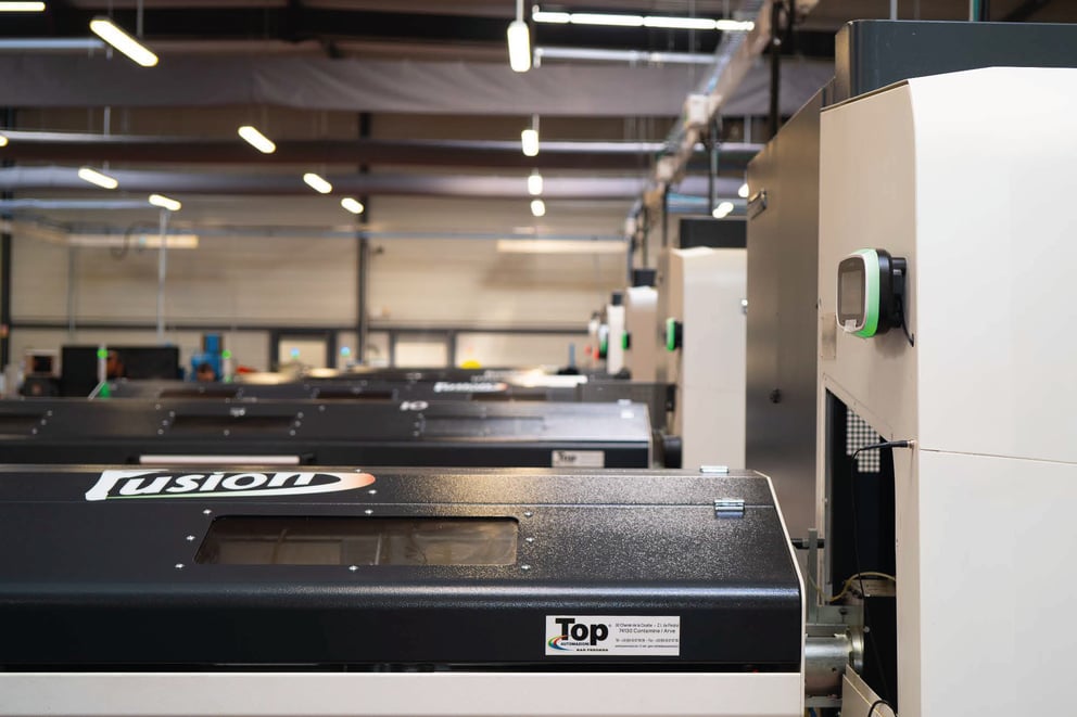 https://19798484.fs1.hubspotusercontent-na1.net/hubfs/19798484/_Ressources/05-Ressources/01-Savoir-4-0/03-IIoT/iot-suivi-de-production-efficacite-operationnelle-maintenance-preventive.webp